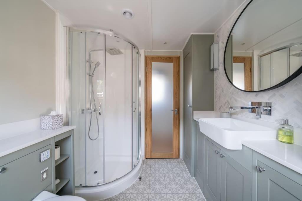 Luxurious Houseboat Near Canary Wharf In London Exterior foto