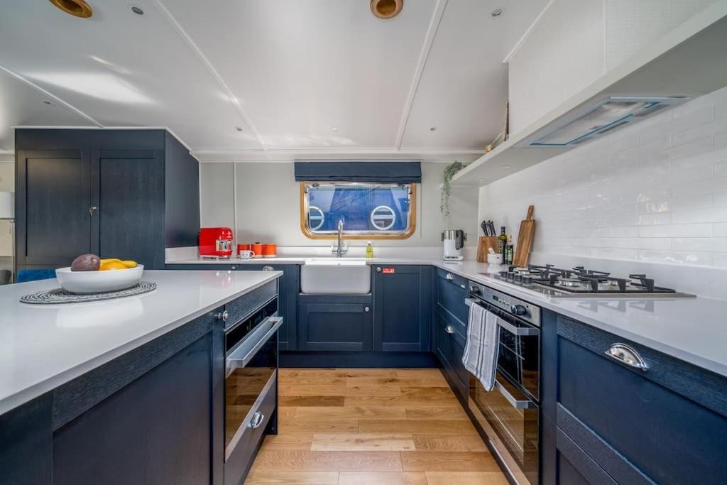 Luxurious Houseboat Near Canary Wharf In London Exterior foto